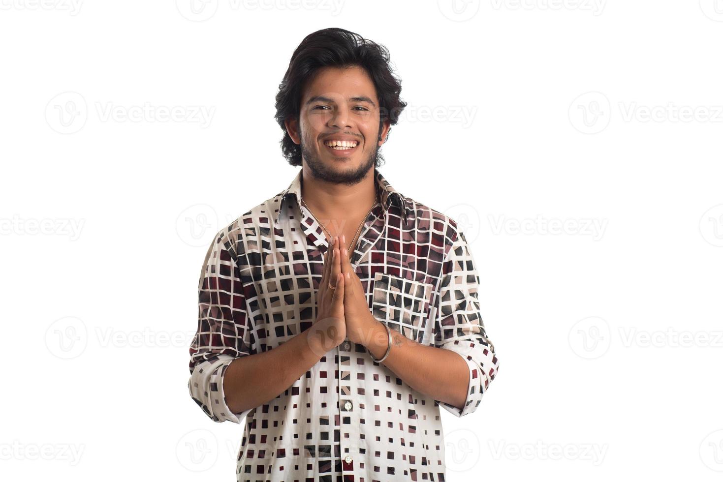 man groet namaste. handen vertegenwoordigen traditionele Indiase groet, namaste welkom, geïsoleerd op wit. foto