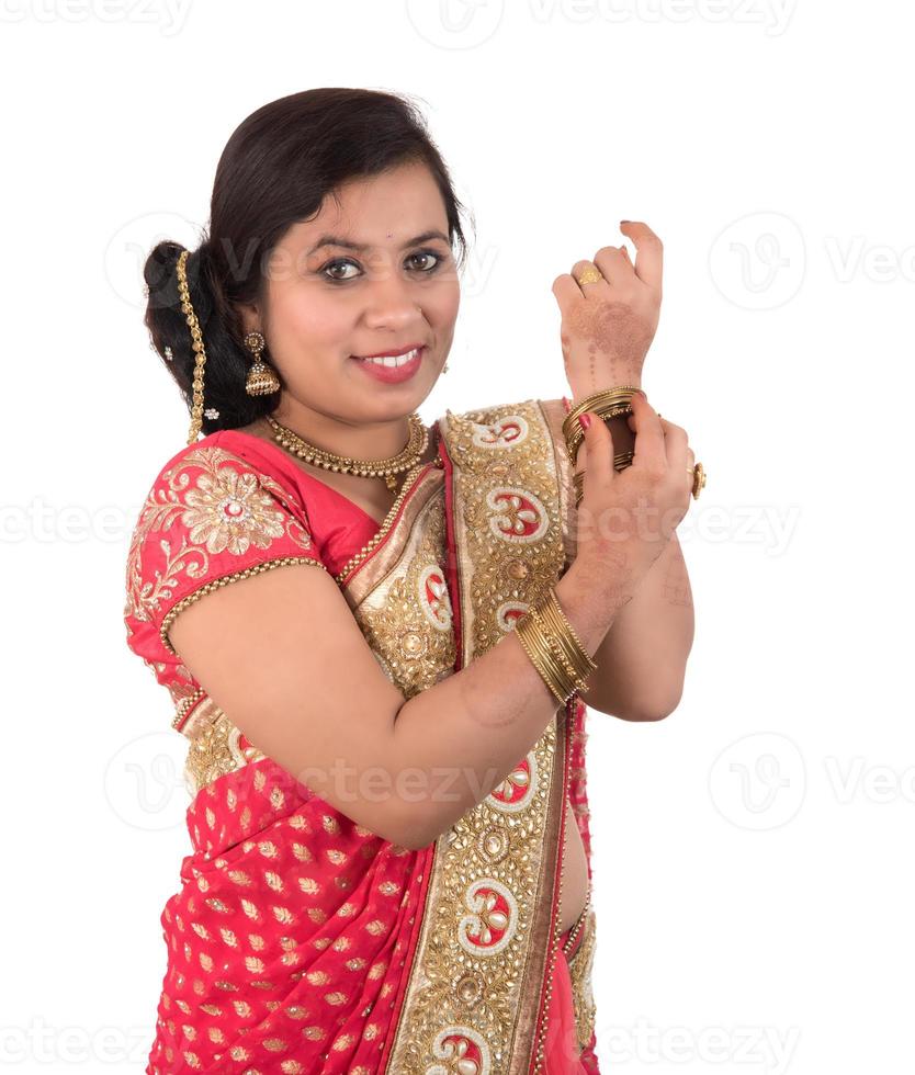 mooi jong meisje poseren in Indiase traditionele saree op witte achtergrond. foto