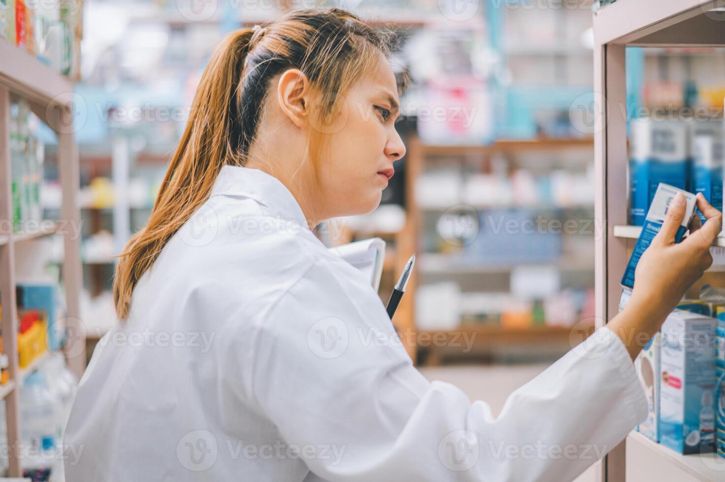 apotheker controle cheques voorraad van geneesmiddel, drugs, vitamines met tablet en controle patiënten voorschrift in modern apotheek. foto