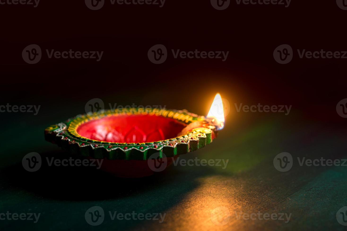 gelukkige diwali - klei-diya-lampen verlicht tijdens diwali-viering. wenskaart ontwerp van indiase hindoe licht festival genaamd diwali foto