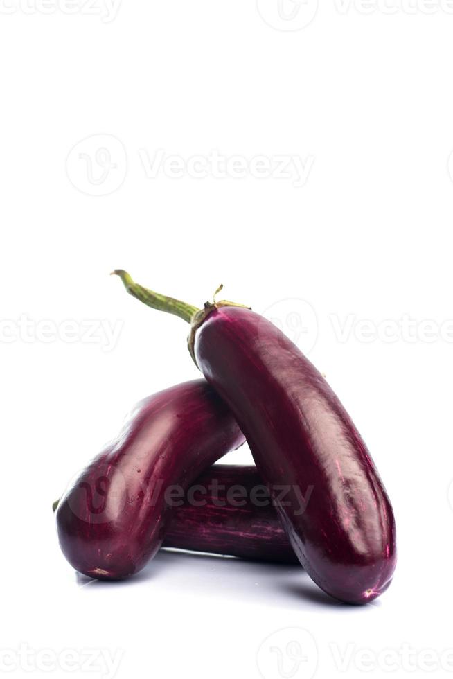 aubergine of aubergine of eierplant groente geïsoleerd op een witte achtergrond. foto