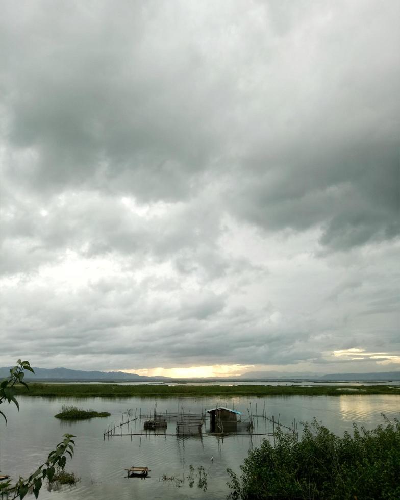 vishuthuis in het midden van het limboto-meer, gorontalo foto