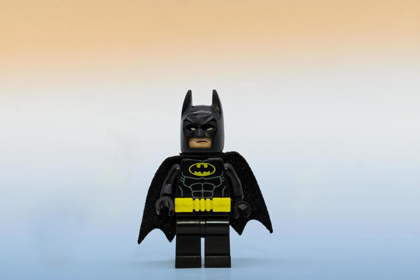 Bologna, Italië, 29 december 2021, Lego Batman miniatuur geïsoleerd op gekleurde achtergrond foto