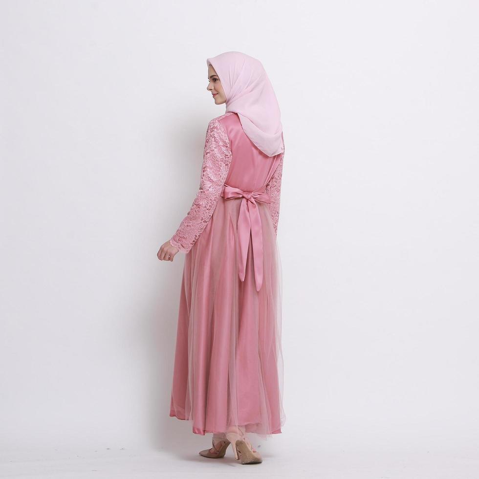 full body portret van dame gebruik een trouwjurk, bruiloft make-up op hijab. maleis of indonesië trouwjurk, beauty of eidul fitri concept. mooie Zuidoost-Aziatische moslimvrouw poseren in islamitische jurk foto