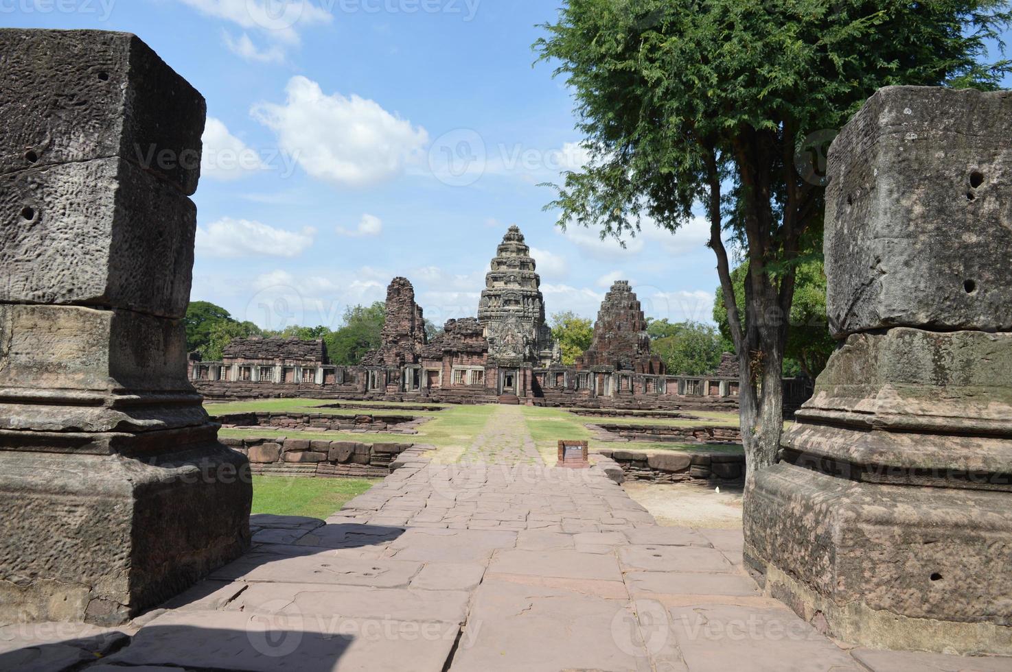 phimai historisch parkphimai gebouwd volgens de traditionele kunst van khmer. phimai prasat hin begon waarschijnlijk te bouwen tijdens het bewind van koning Suryavarman in de 16e eeuwse boeddhistische stormen. foto