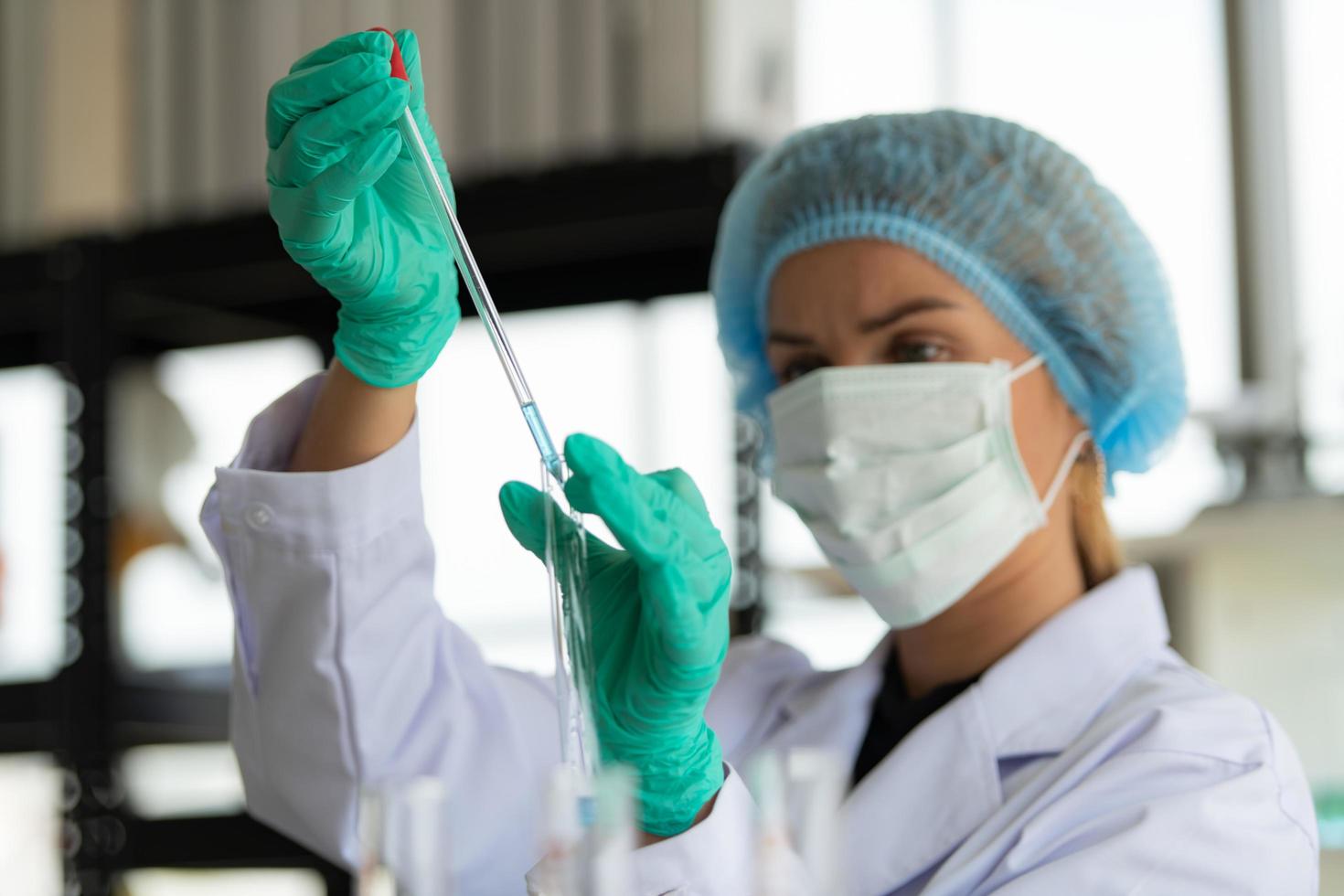 vrouwen in het scheikundig laboratorium foto