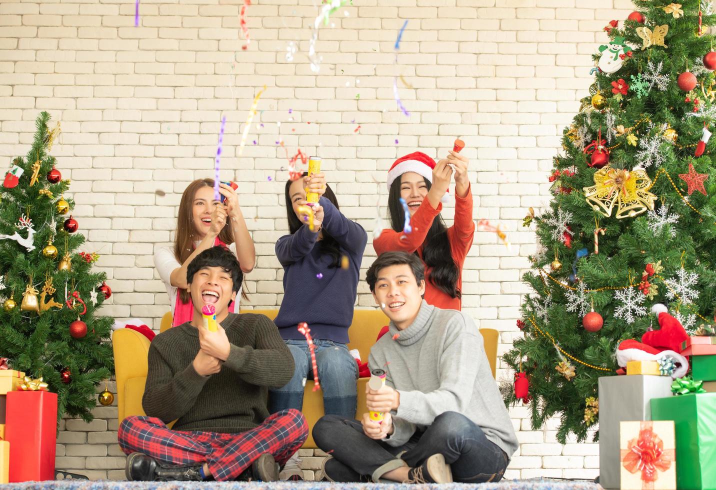 groep mooie aziatische jongeren in kerstfeest foto