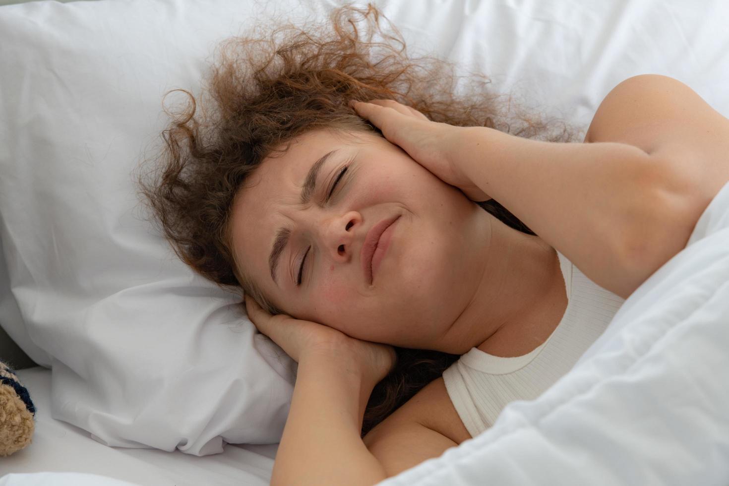 vrouw had haar oren dicht omdat ze het gesnurk van haar man niet kon verdragen foto