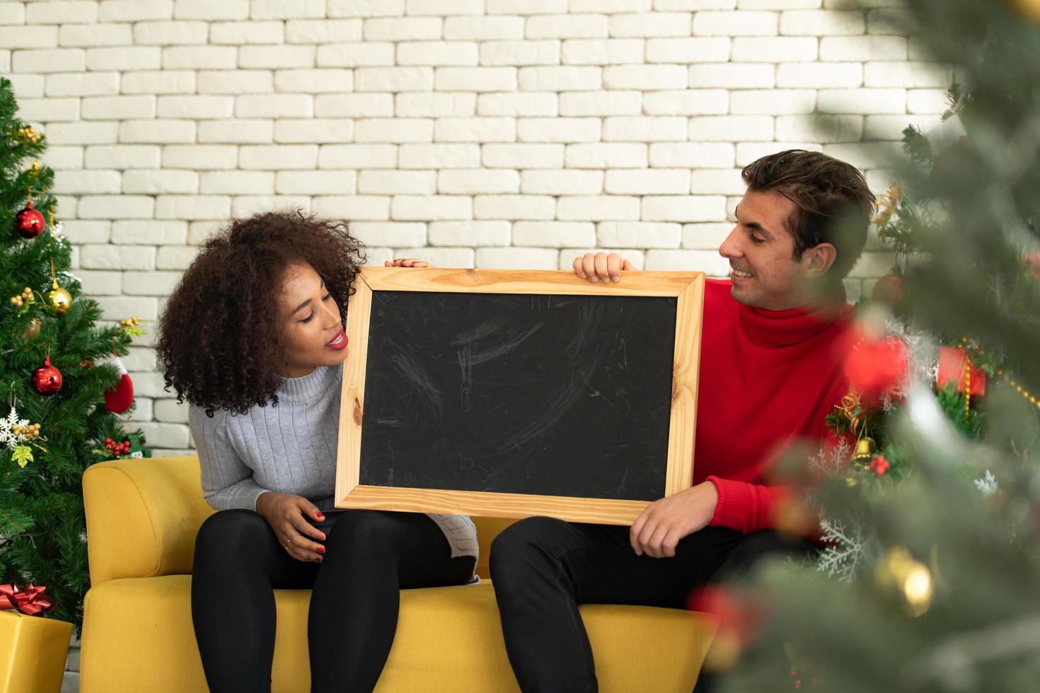 koppels in de woonkamer tijdens vrolijk kerstfeest en gelukkig nieuwjaar foto