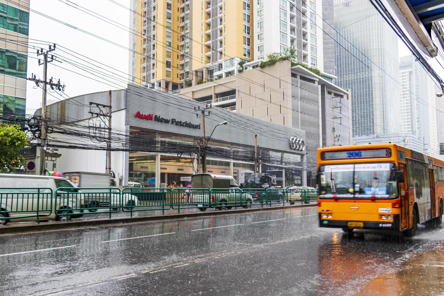 bangkok thailand 22 mei 2018 typische oranje stadsbus in zware regen in bangkok thailand. foto