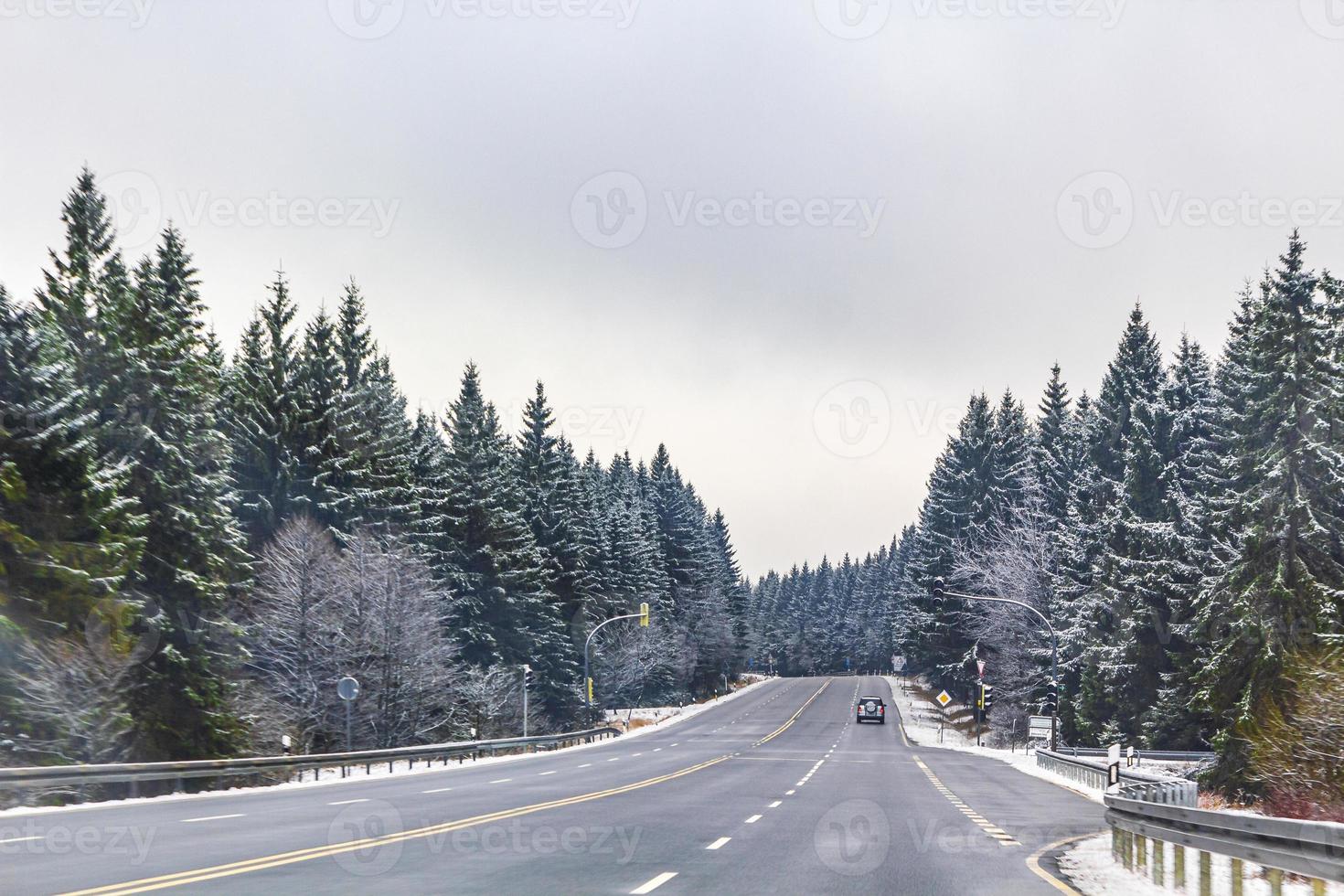 weg straat tussen ingesneeuwde bomen winterlandschap harz duitsland foto