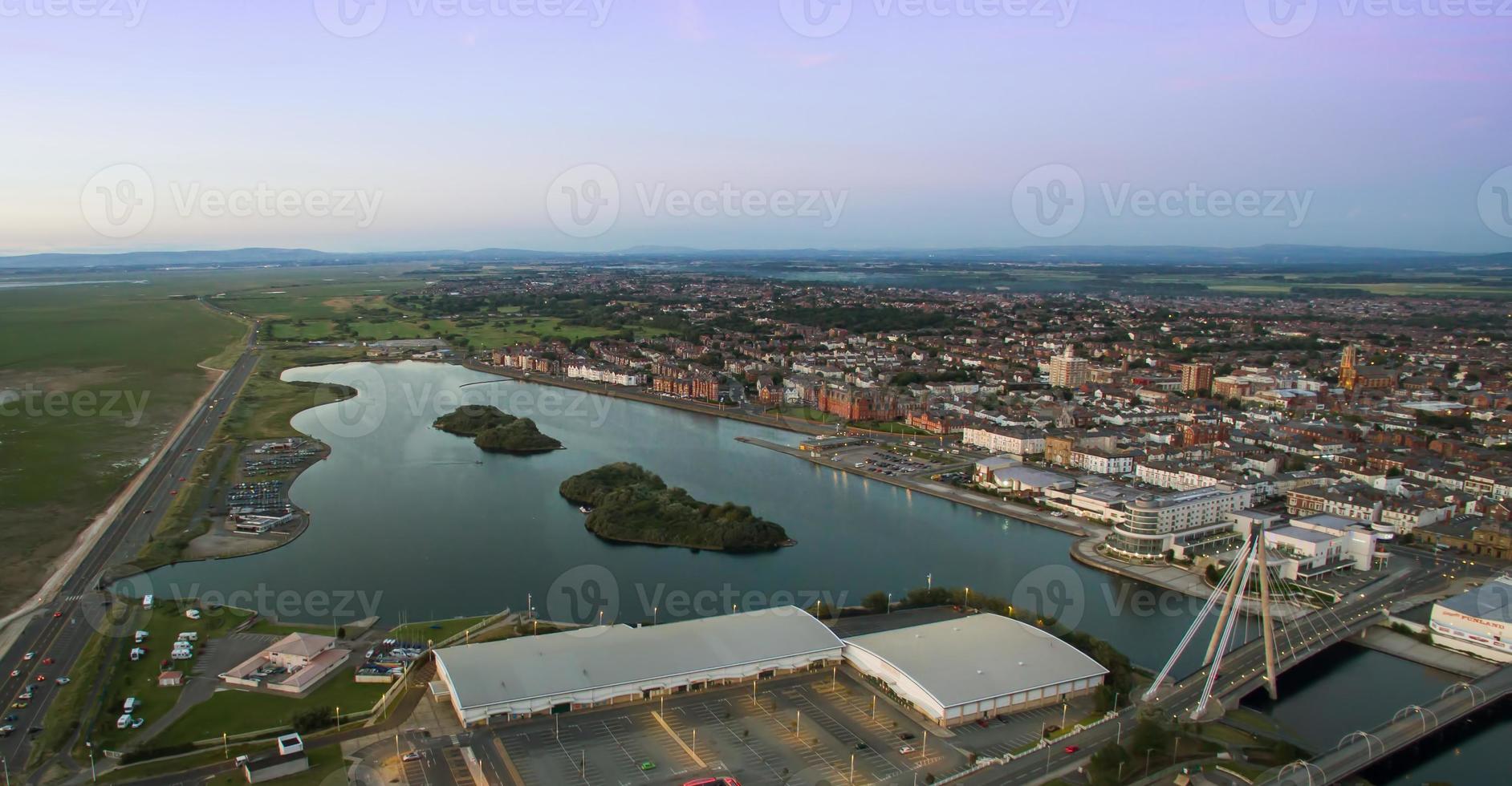 luchtfoto southport klassiek stadspanorama met traditionele victoriaanse huizen en gesloten pier winkelgebied foto