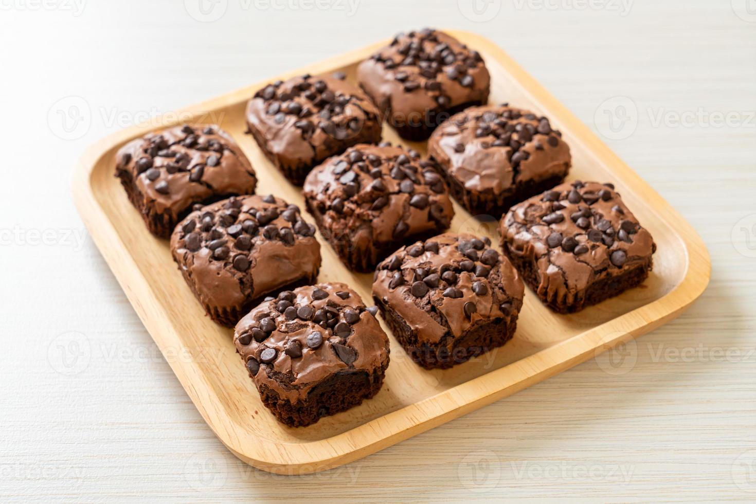 donkere chocolade brownies gegarneerd met chocoladeschilfers foto