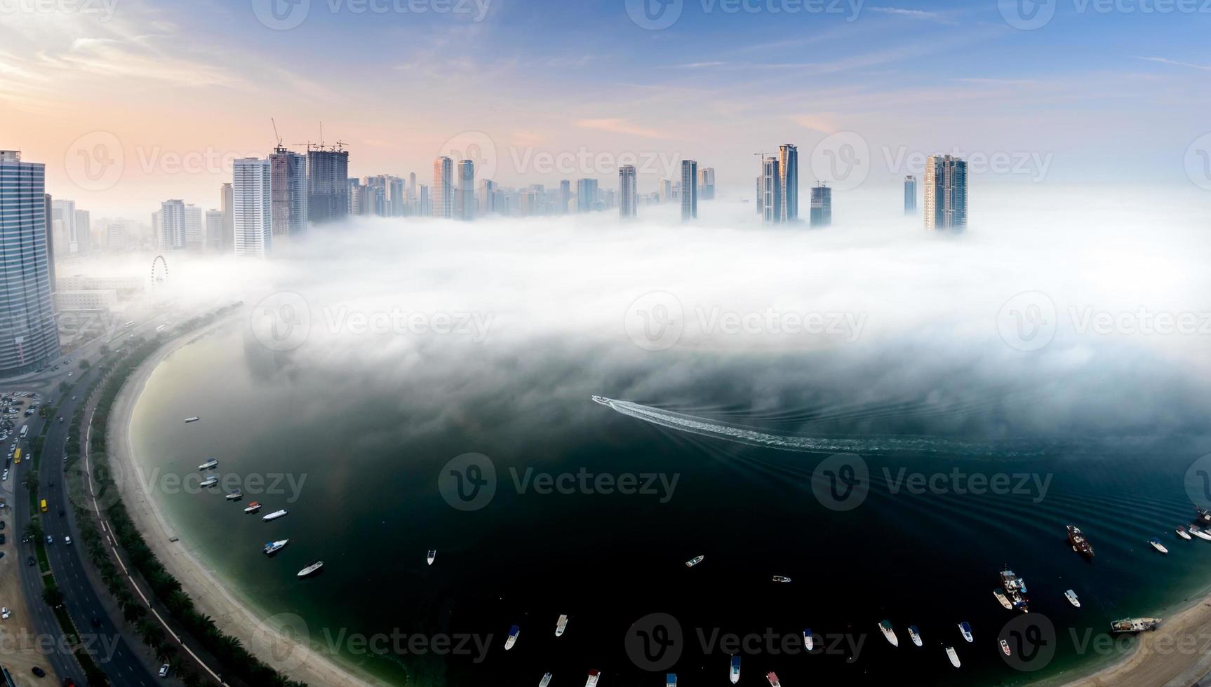 stadsgezicht in mist foto