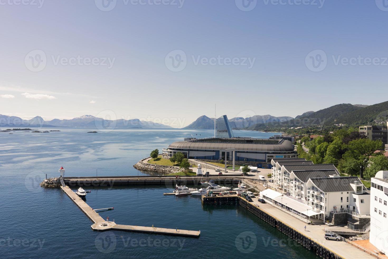 zeezicht van Molde, Noorwegen. de stad ligt aan de noordelijke oever van de romsdalsfjord foto
