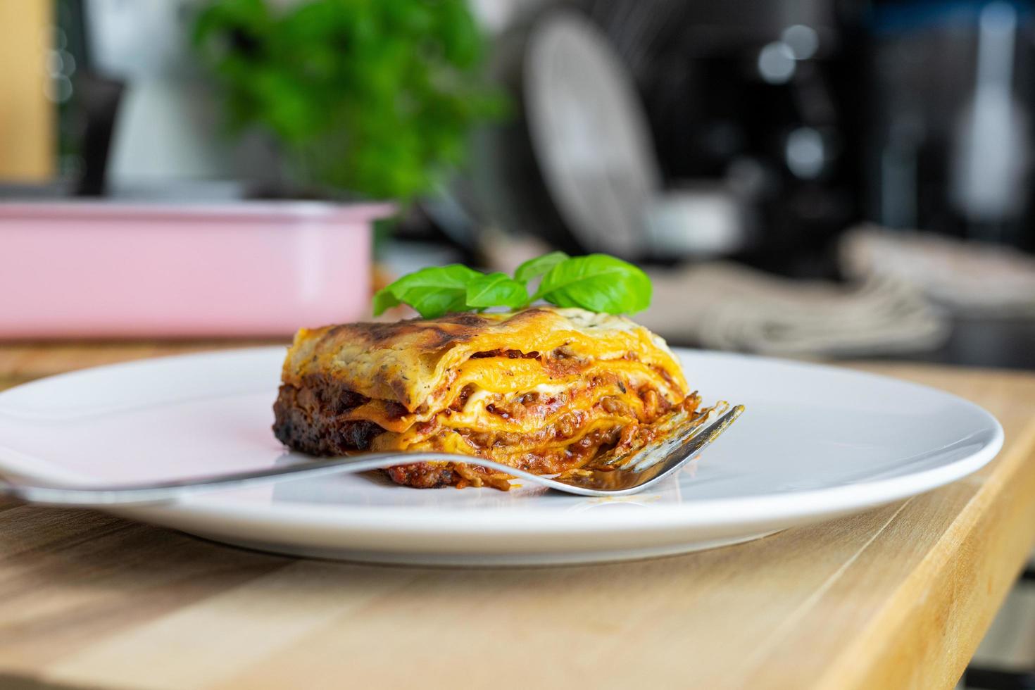 Italiaanse lasagne op een bord. traditioneel italiaans gerecht. close-up bekijken. foto