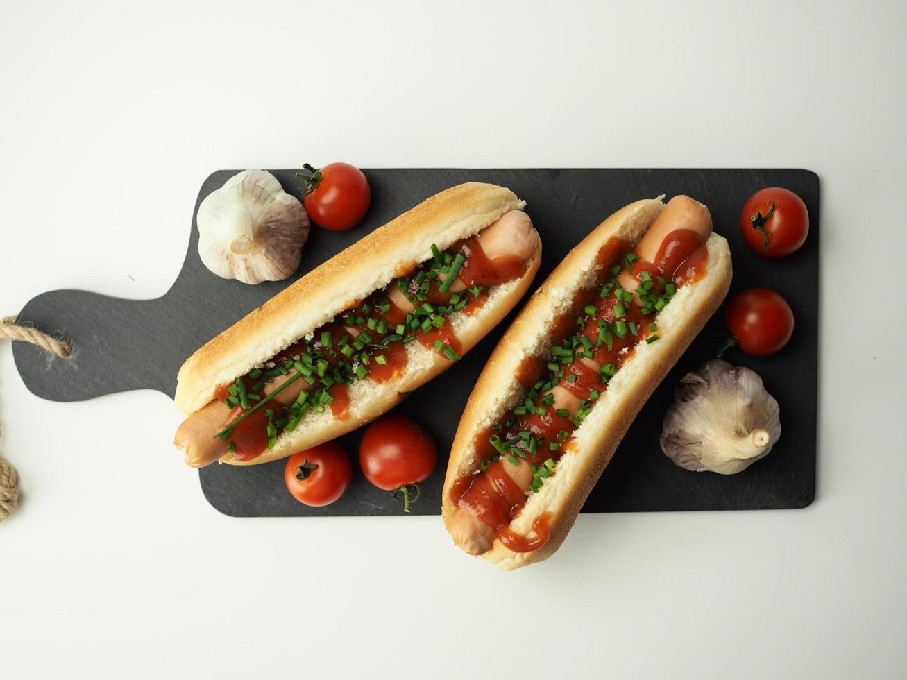 hotdogs met ketchup op een witte achtergrond foto