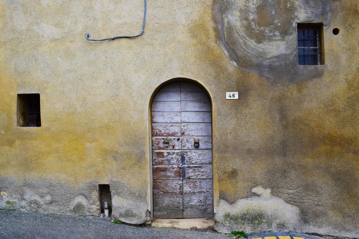 gesloten deur oude muur foto