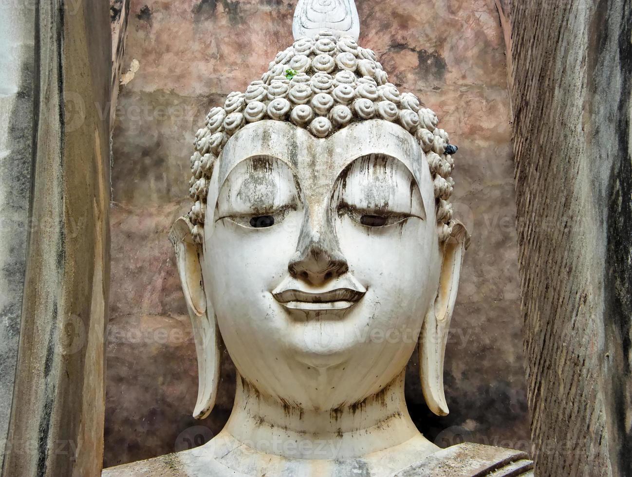 Boeddha groot standbeeld van naam phra ajarn in phra montop wat srichum sukhothai historisch park werelderfgoed. foto