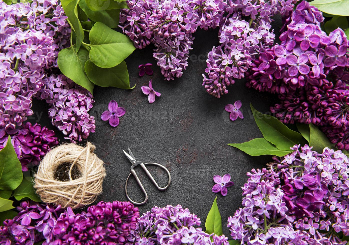 prachtige lentebloemen lila op donkere stenen achtergrond met plaats voor tekst. syringa vulgaris. gelukkige moederdag wenskaart. bovenaanzicht. ruimte kopiëren. foto