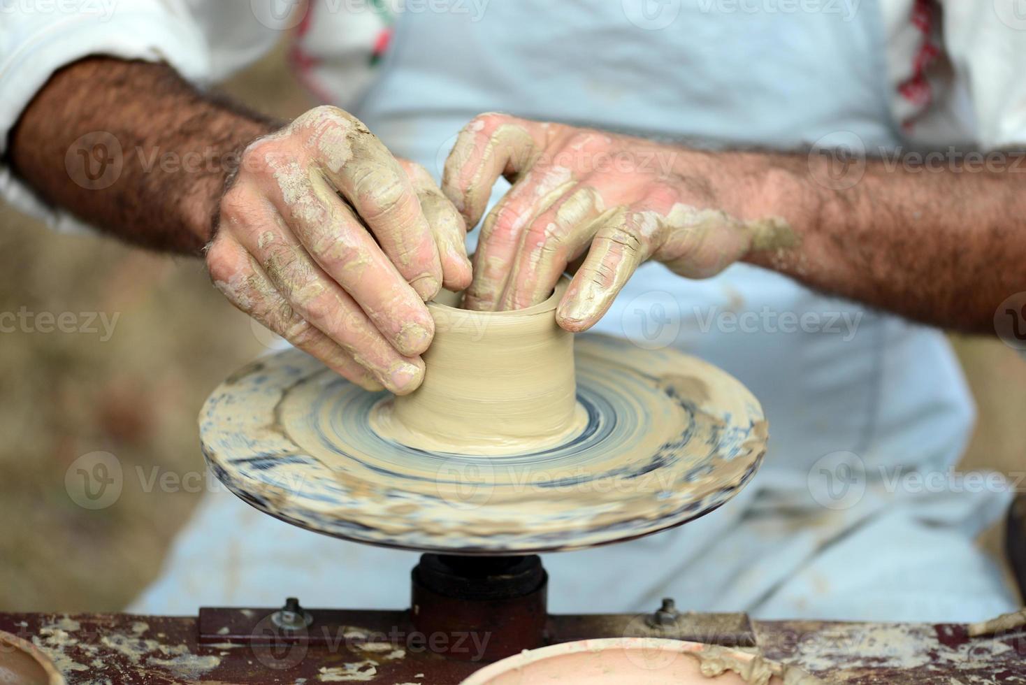 detail van pottenbakkershanden foto