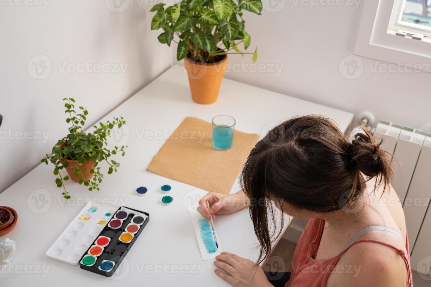 vrouw schilderen met aquarellen foto