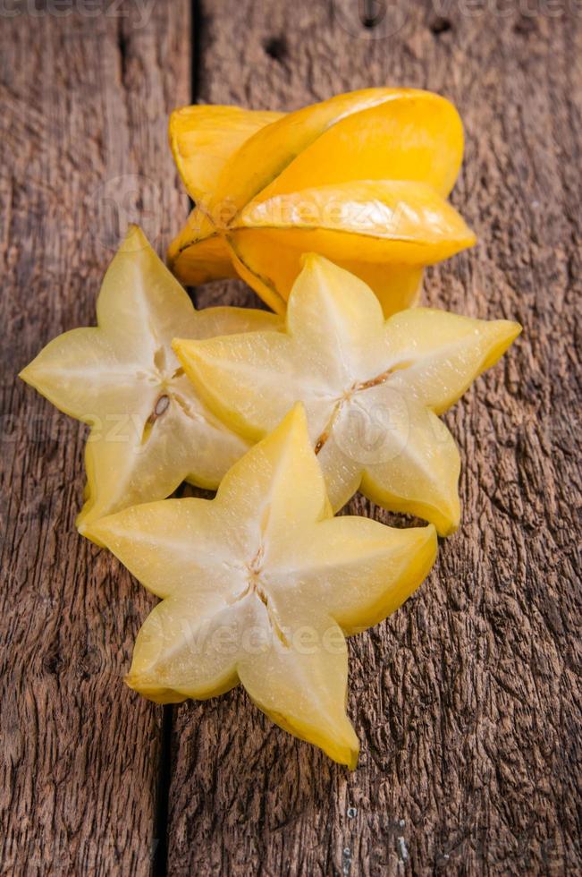 stervrucht half gesneden van sterappel tropisch fruit foto