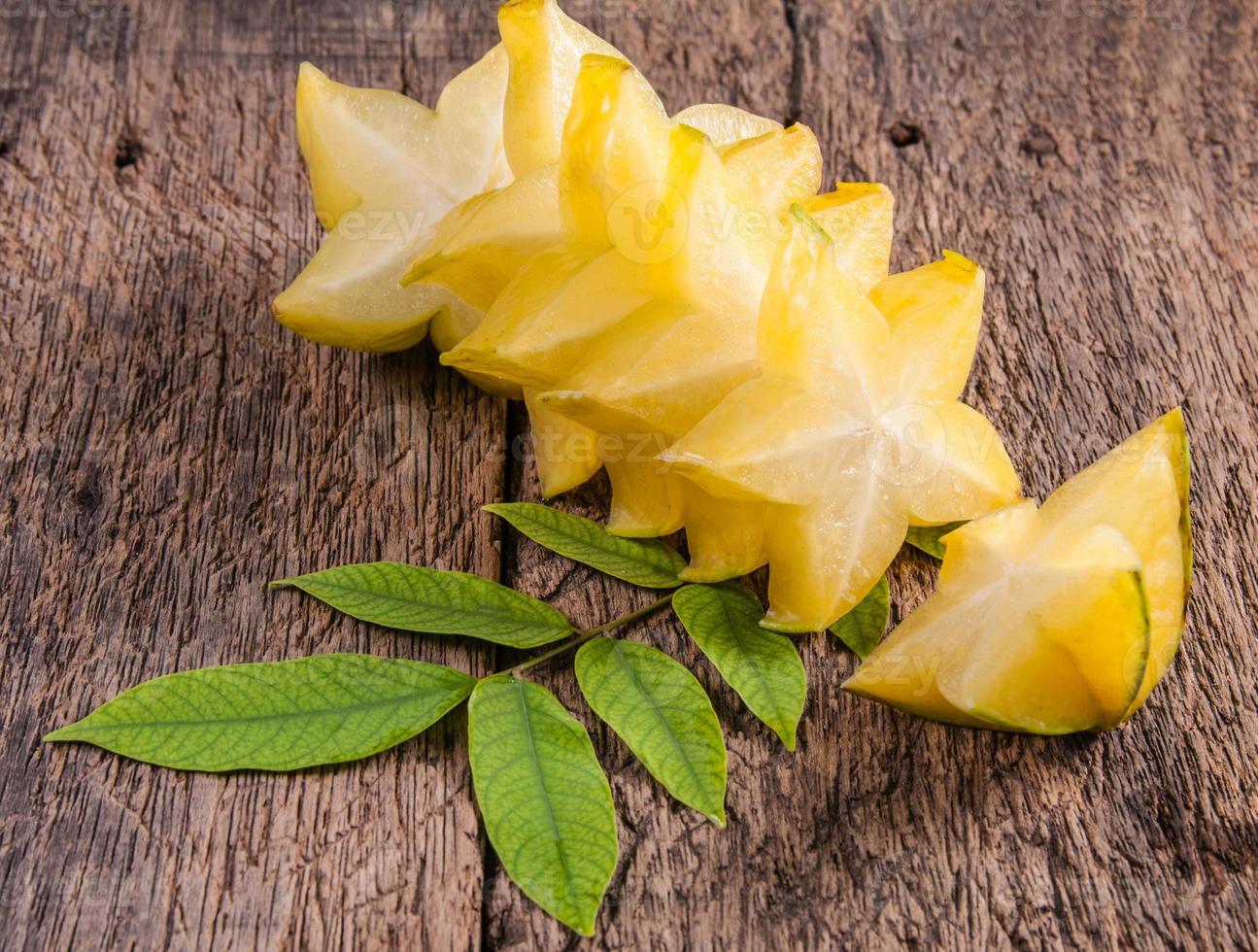 stervrucht half gesneden van sterappel tropisch fruit foto