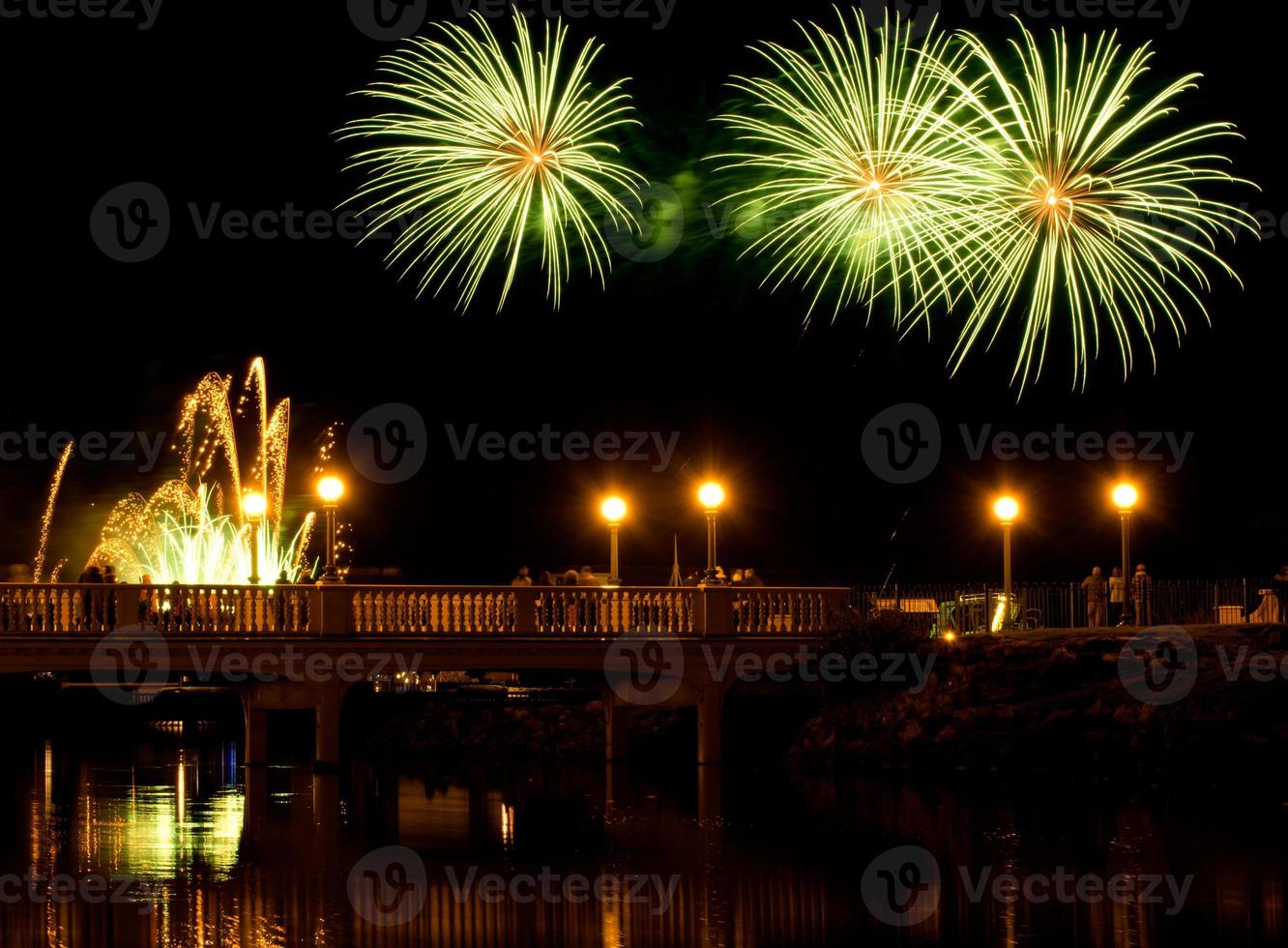 groen vuurwerk boven de brug foto