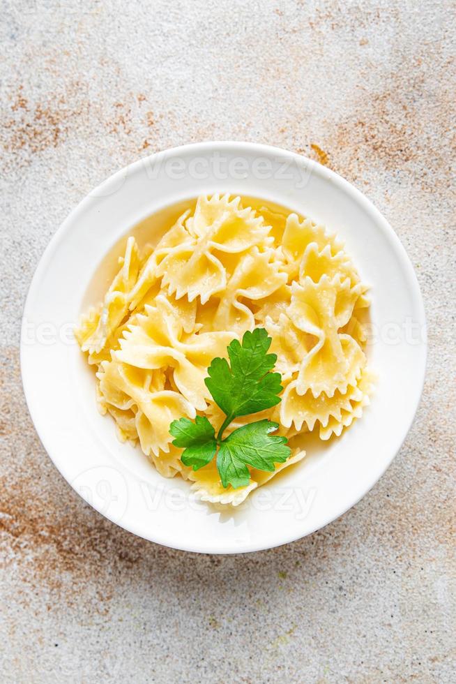 farfalle pasta klaar om gezonde maaltijd voedsel achtergrond te eten foto