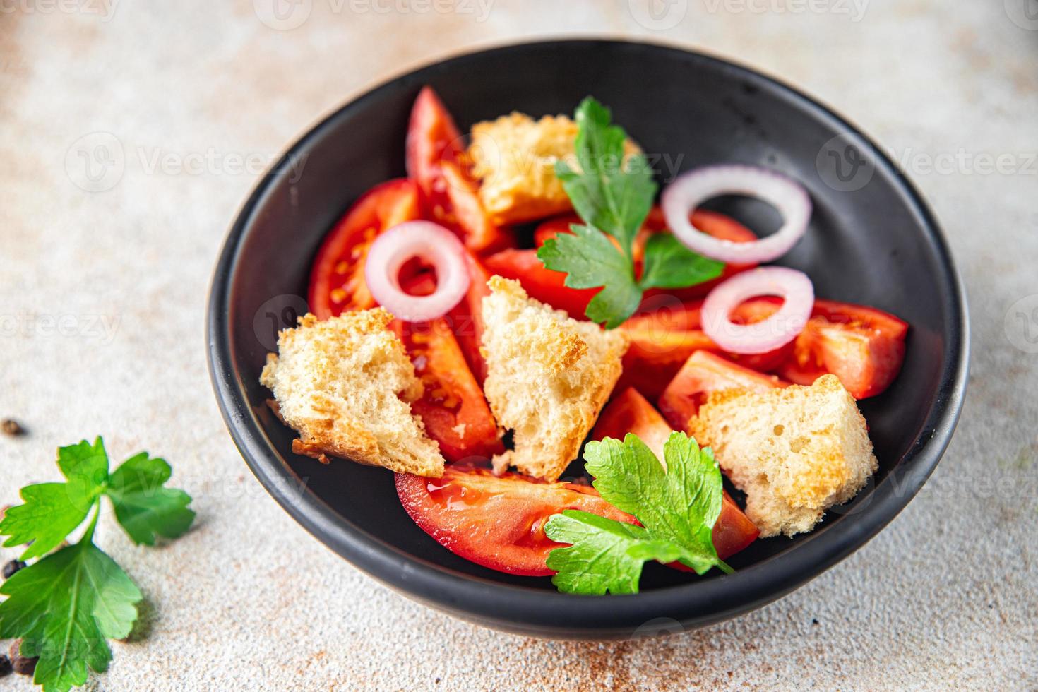 salade panzanella tomaat, gedroogde toast brood voedsel achtergrond foto