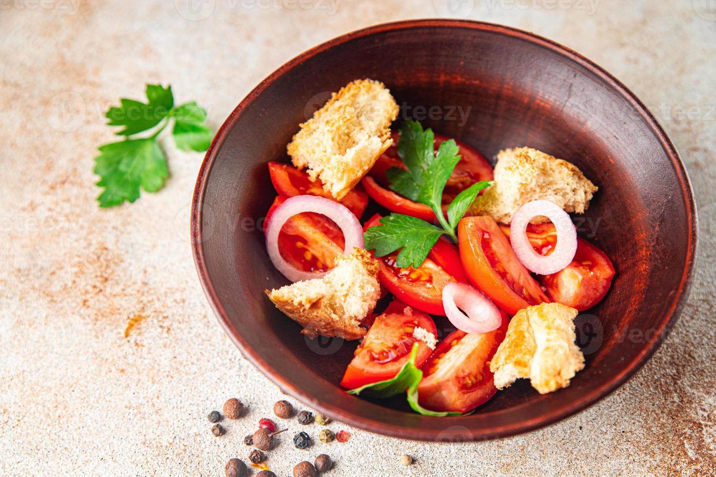 salade panzanella tomaat, gedroogde toast brood voedsel achtergrond foto