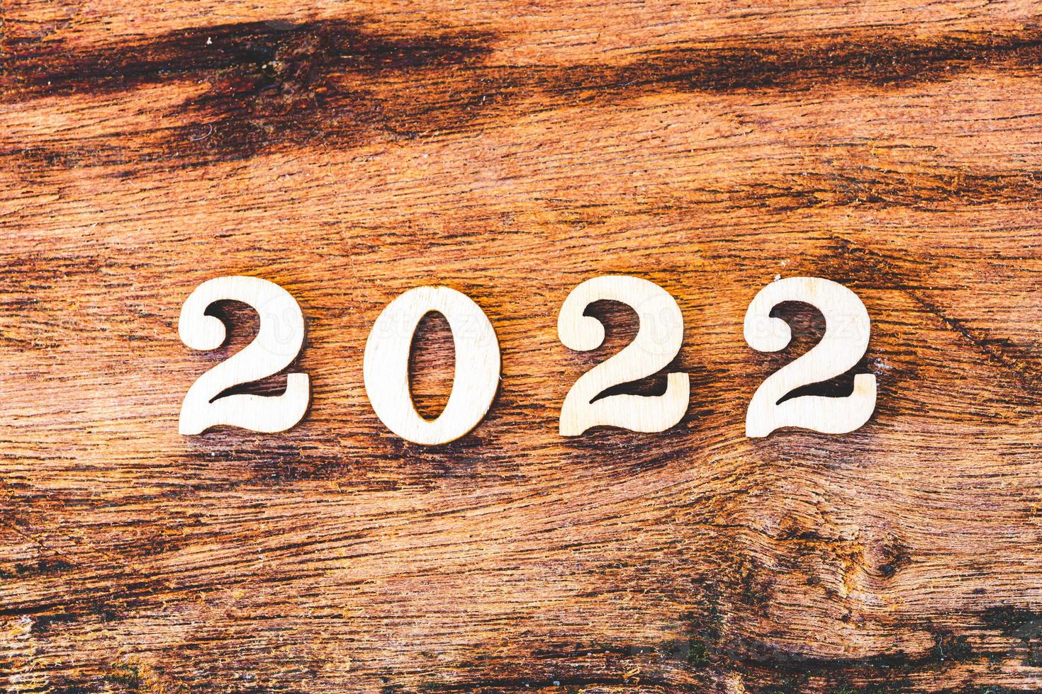 houten nummers 2022 op donkerbruine houten vloer. gelukkig nieuwjaarsconcept. foto