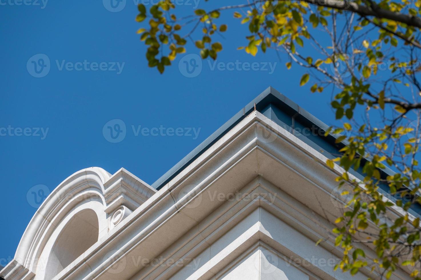 een hoek van het gebouw is onder de blauwe lucht foto