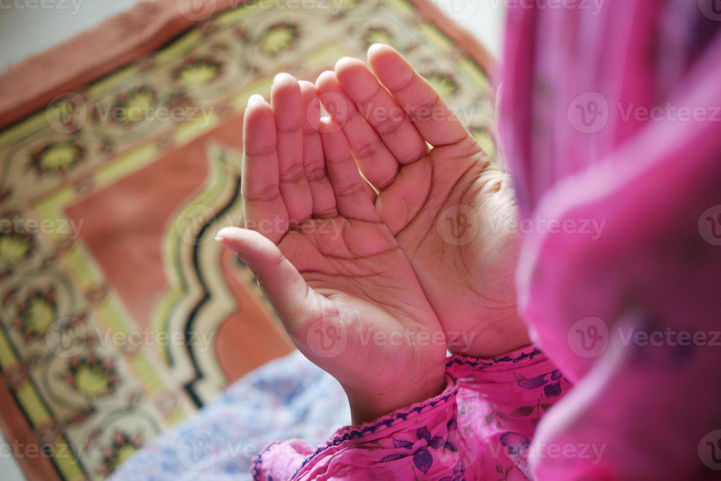 close-up van moslimvrouwen die bidden in ramadan foto