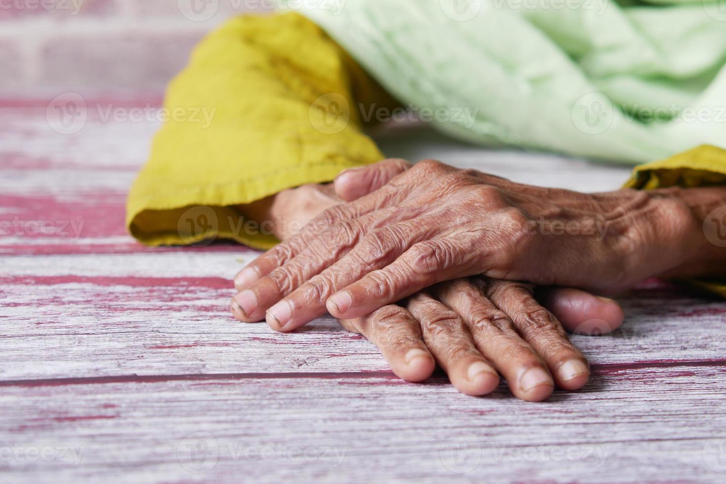close-up van de handen van een oudere persoon foto