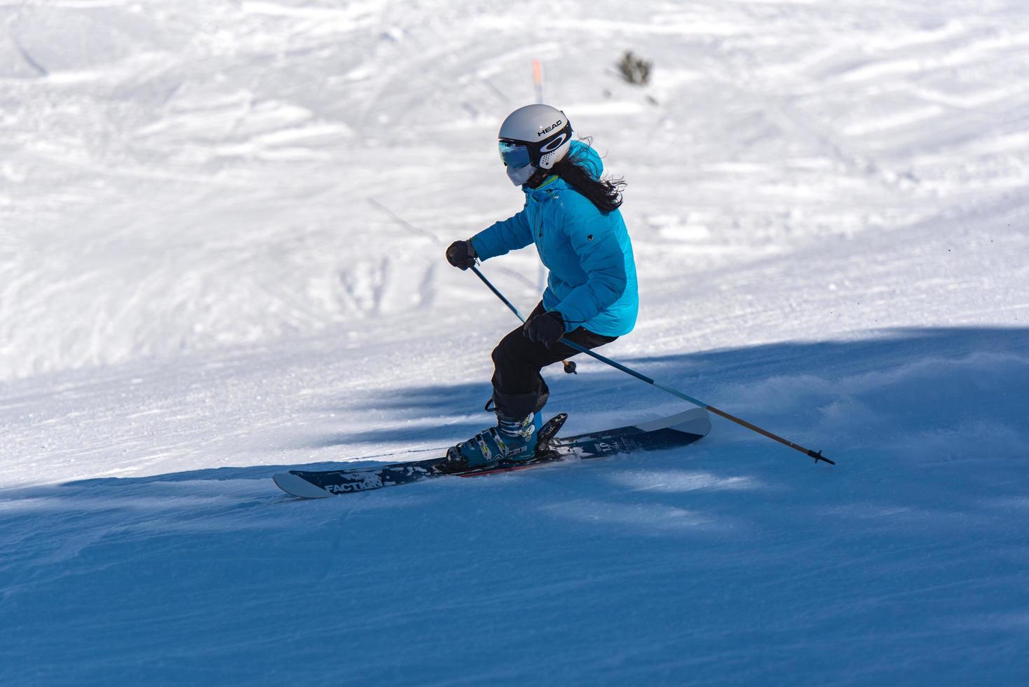grandvalira, andorra. 2021 december 11 jonge vrouw skiën in de pyreneeën in het skigebied grandvalira in andorra in covid19-tijd foto