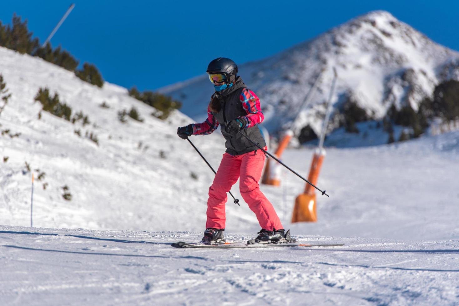 grandvalira, andorra. 2021 december 11 jonge vrouw skiën in de pyreneeën in het skigebied grandvalira in andorra in covid19-tijd foto