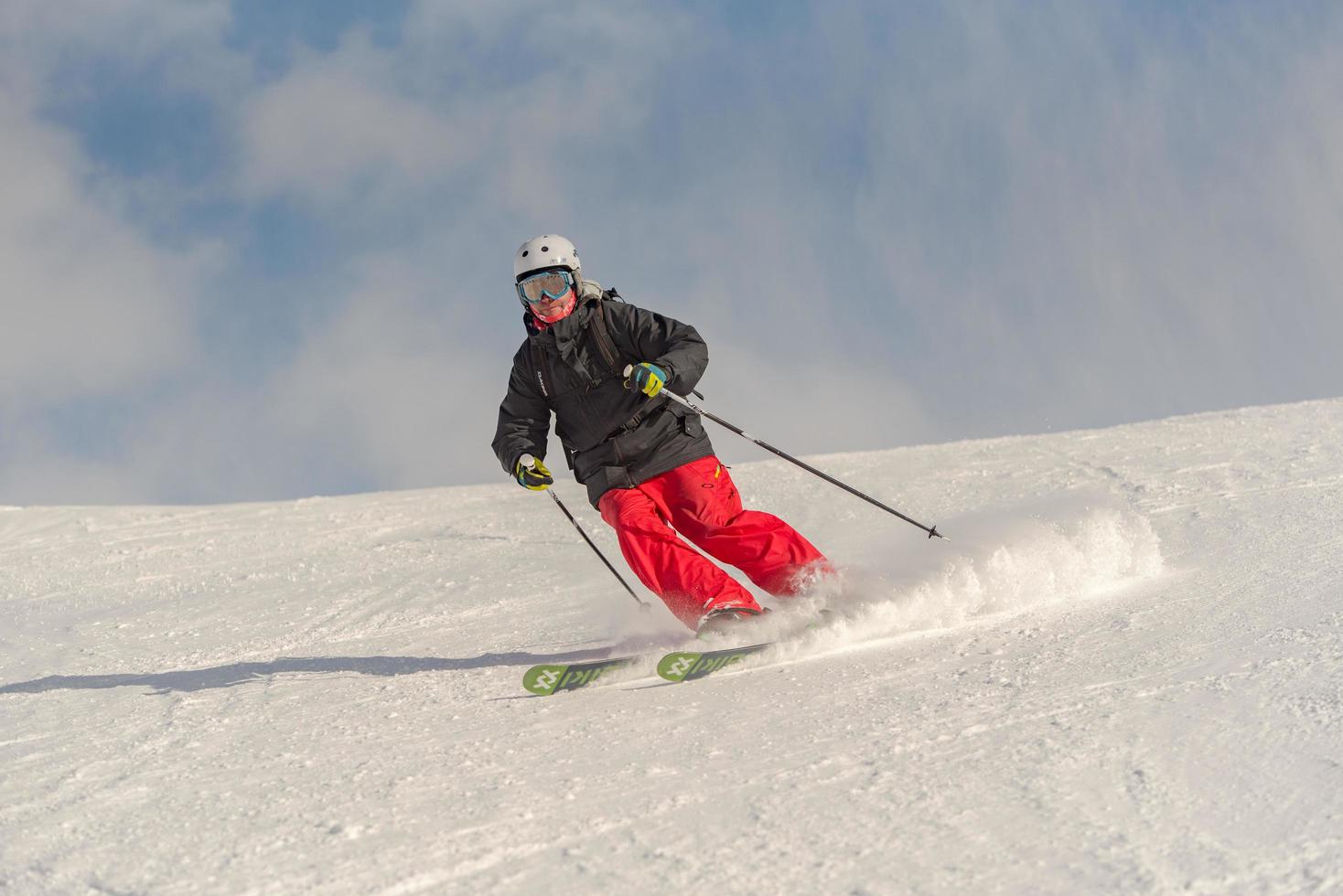 grandvalira, andorra. 2021 december 11 jonge man skiën in de pyreneeën in het skigebied grandvalira in andorra in covid19-tijd foto