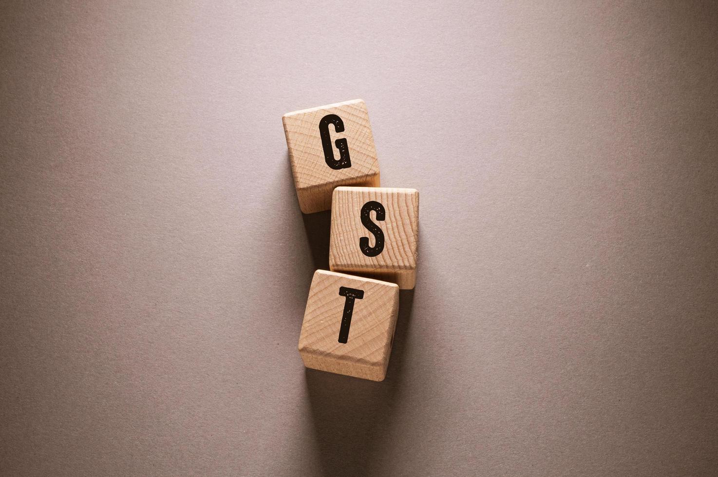 gst woord met houten kubussen foto