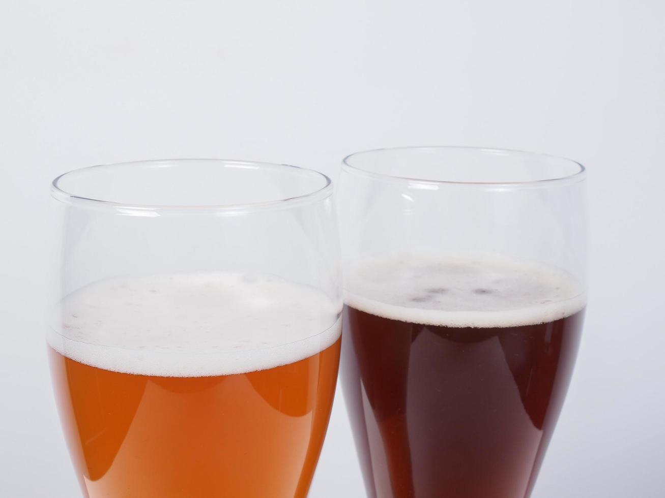 twee glazen Duits bier foto