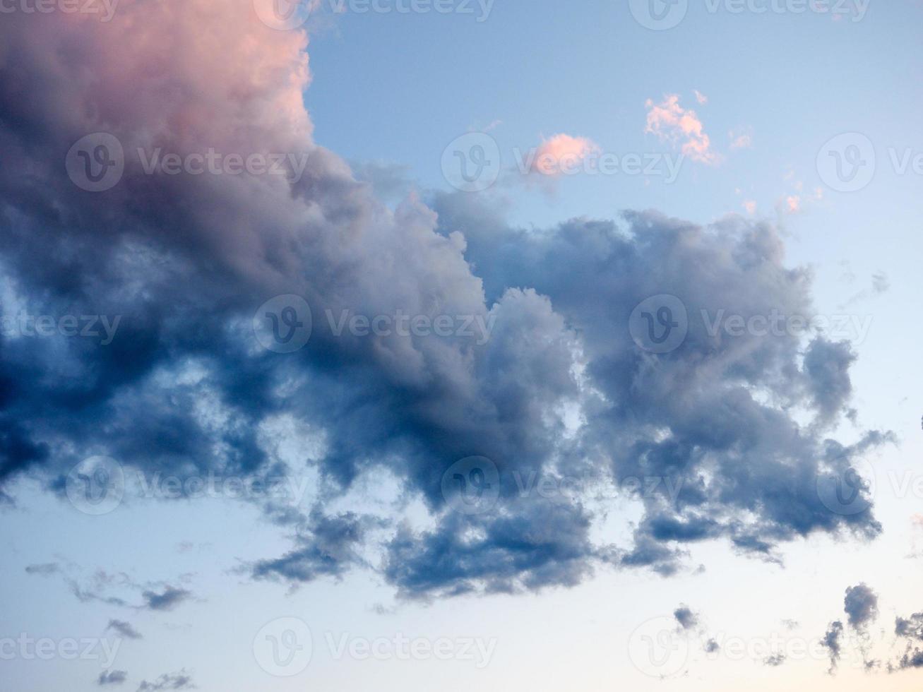 blauwe hemel met wolken achtergrond foto