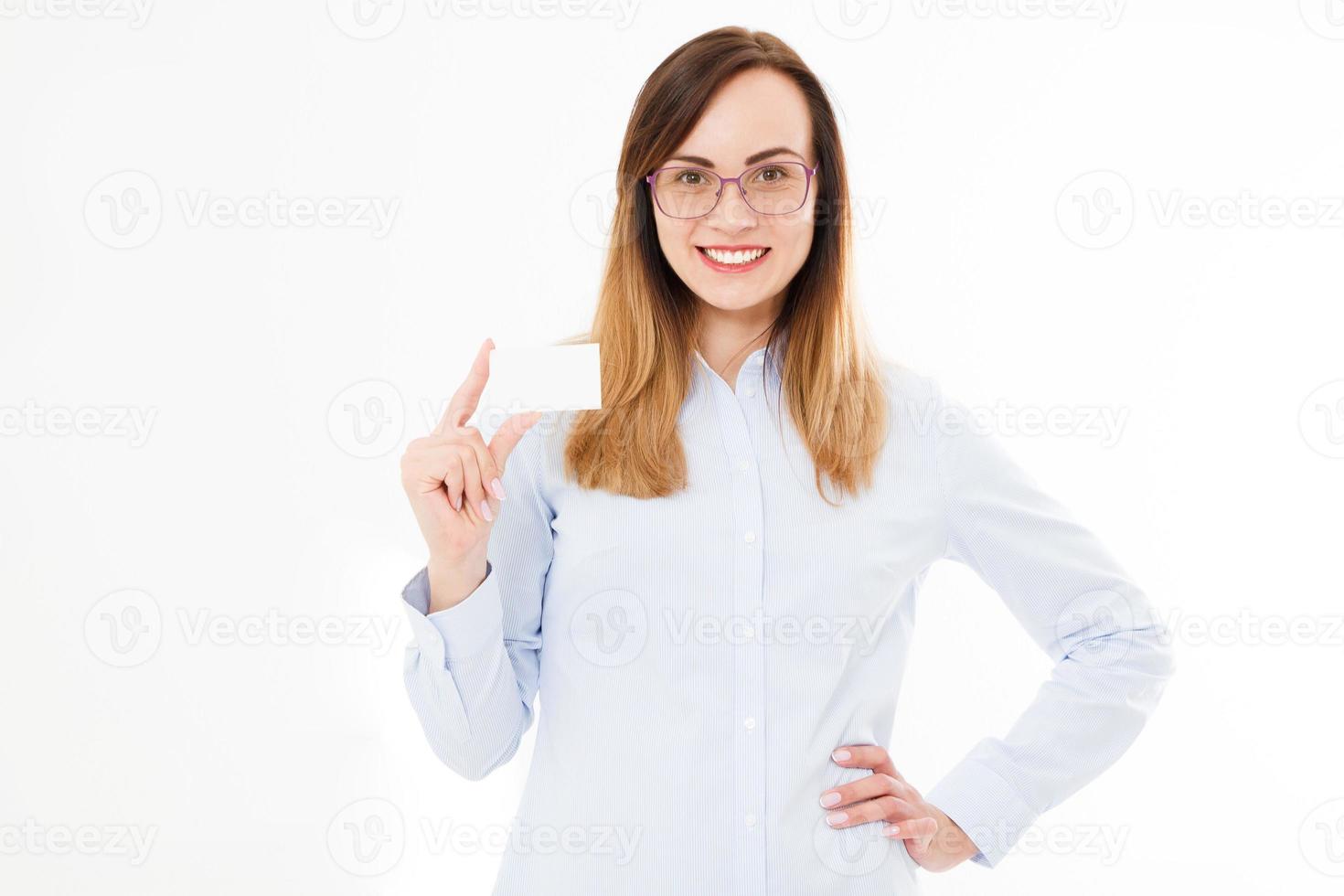 jonge lachende vrouw met een blanco visitekaartje geïsoleerd op een witte achtergrond. kopieer ruimte foto