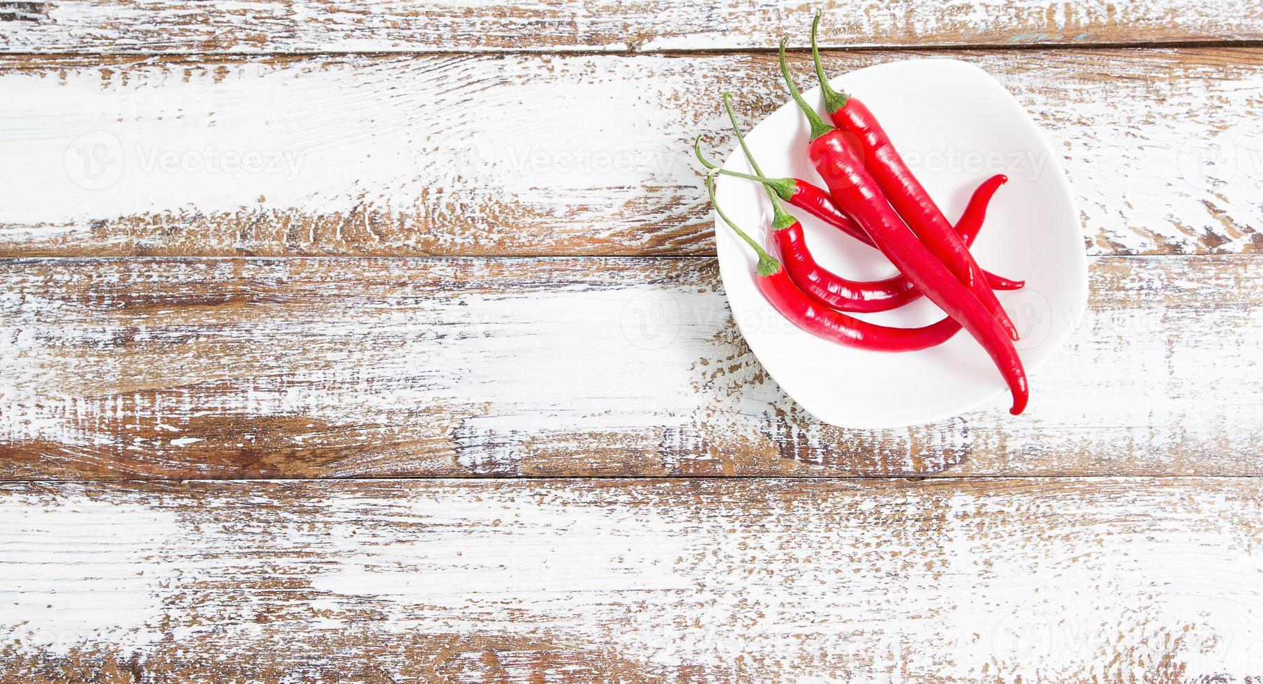 rode hete chili peper likdoorns vintage metalen culinaire achtergrond - bovenaanzicht foto