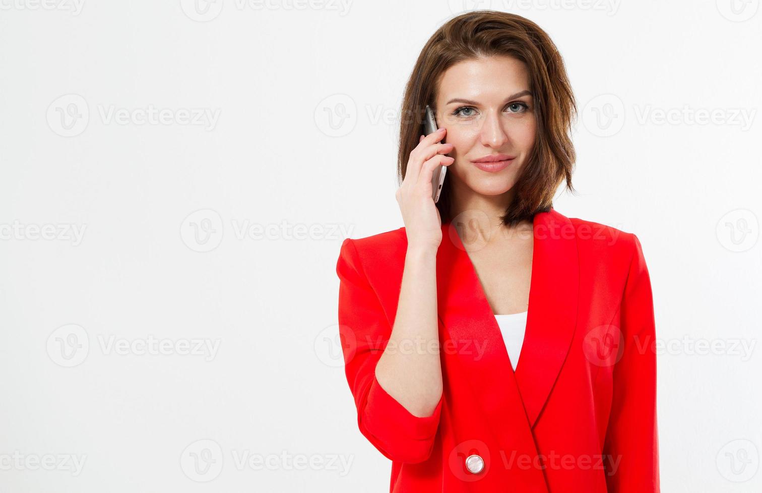 Joodse vrouw in rood pak praten over telefoon geïsoleerd op witte backgrouns foto