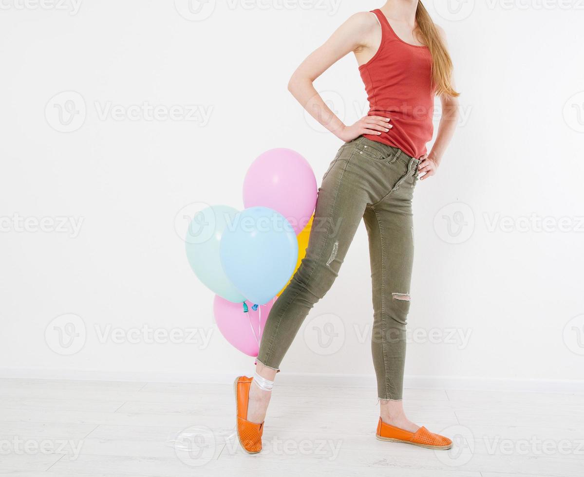 jonge vrouw meisje met gekleurde ballonnen geïsoleerd op een witte achtergrond. kopieer ruimte foto