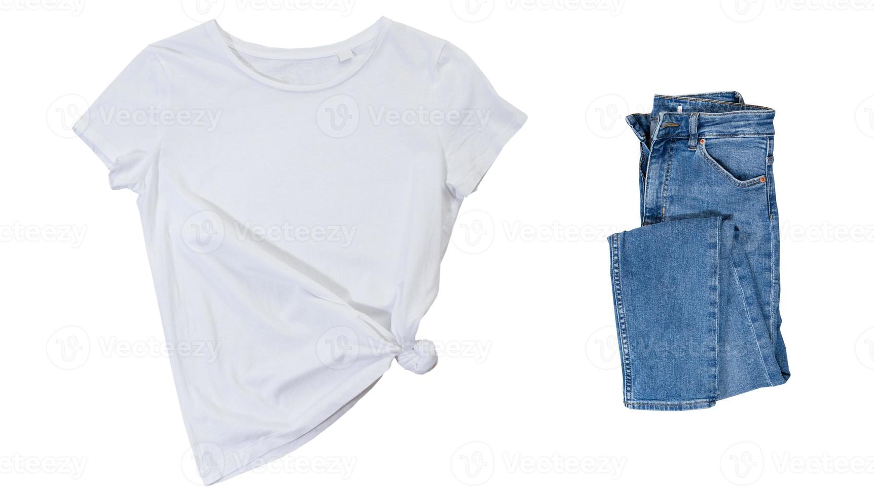 lege witte t-shirt en blauwe denim op witte achtergrond, zwarte t-shirt mock-up en blauwe spijkerbroek, lege t-shirt foto