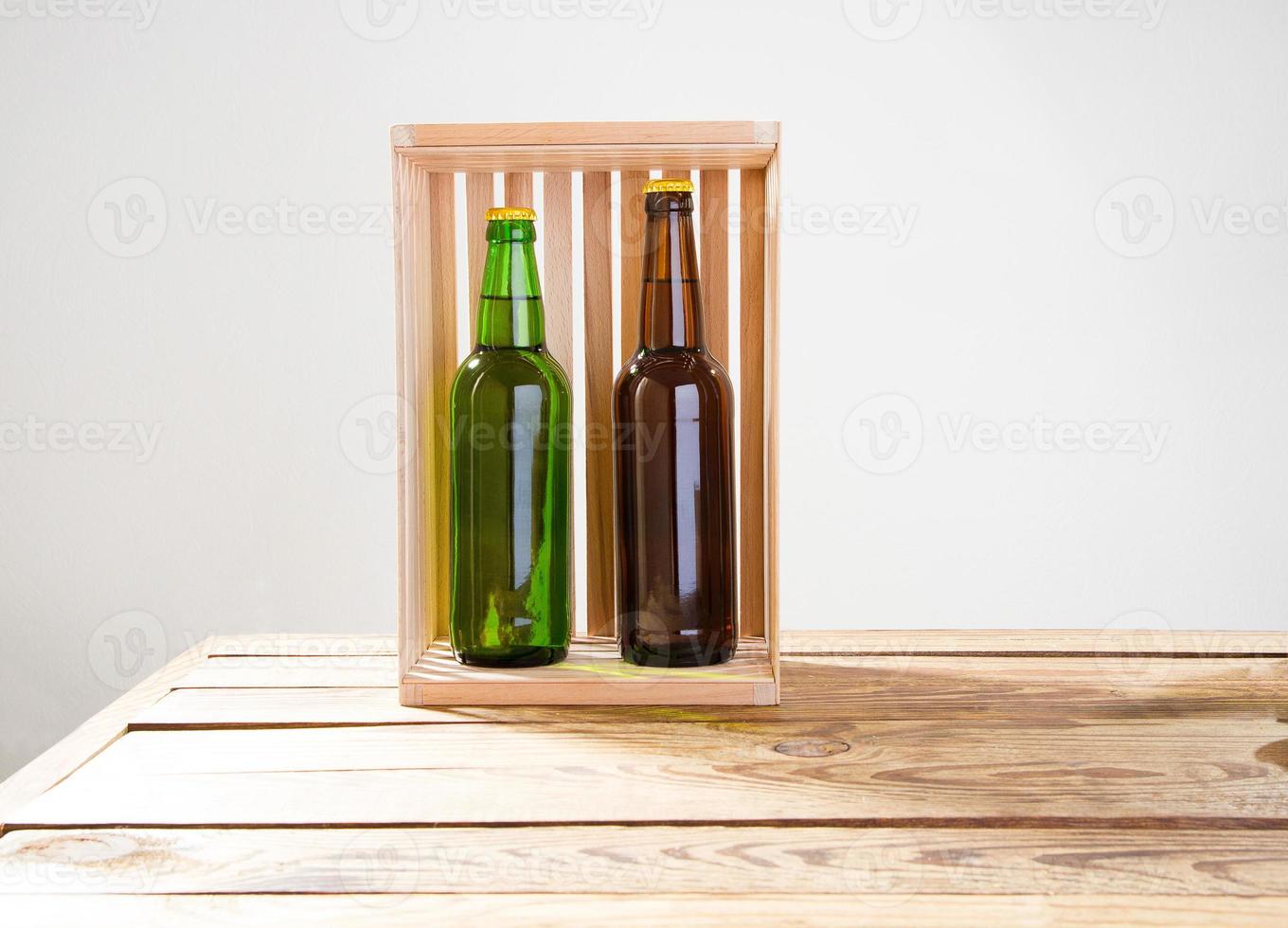 bierflesjes op een houten tafel. bovenaanzicht. selectieve aandacht. spotten. kopieer space.template. blank. foto