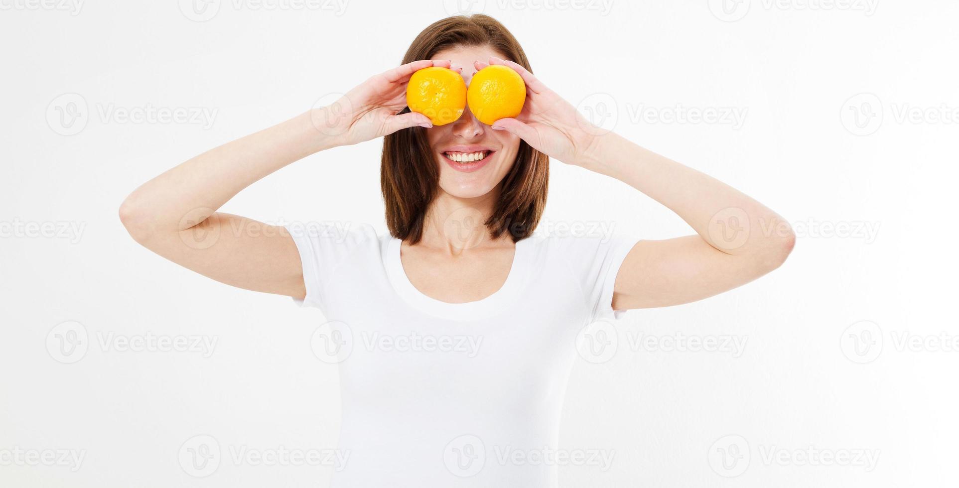 komisch gelukkig donkerbruin meisje dat sinaasappel dichtbij gezicht houdt, cosmetisch dieetconcept foto