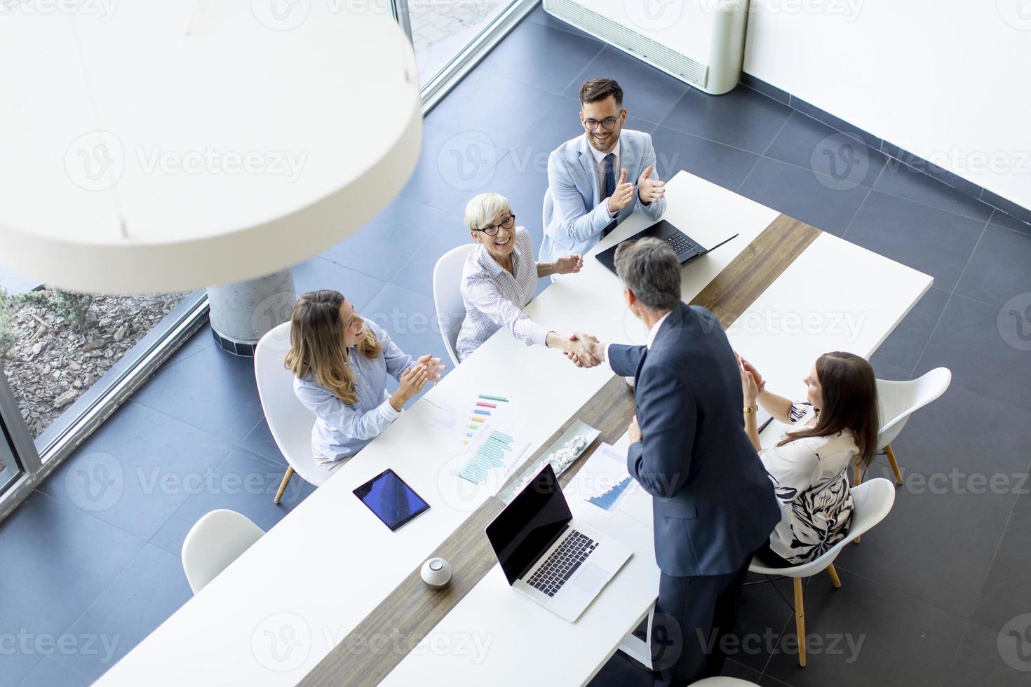 luchtfoto bij een groep zakenmensen die samenwerken en een nieuw project voorbereiden op een vergadering op kantoor foto